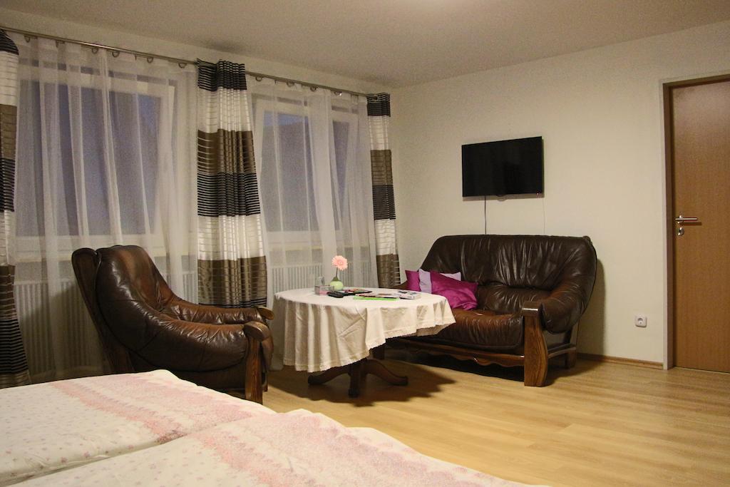Hotel Am Schloss Neuenstein Neuenstein (Baden-Wurttemberg) Quarto foto