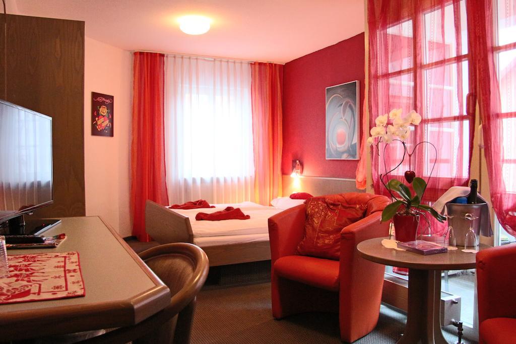 Hotel Am Schloss Neuenstein Neuenstein (Baden-Wurttemberg) Quarto foto